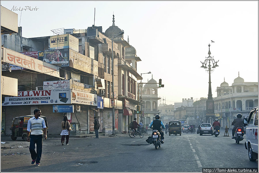 Просыпающийся город — еще подернут дымкой тумана...
* Джайпур, Индия