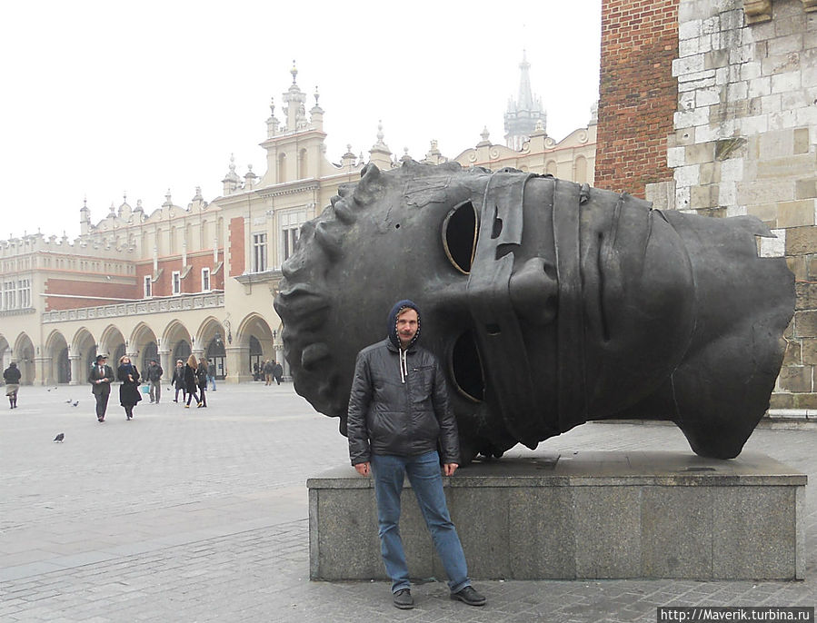 На Рыночной площади Кракова находится полая бронзовая голова Эроса. Это произведение называется На Рыночной площади Кракова находится полая бронзовая голова Эроса. Это произведение называется