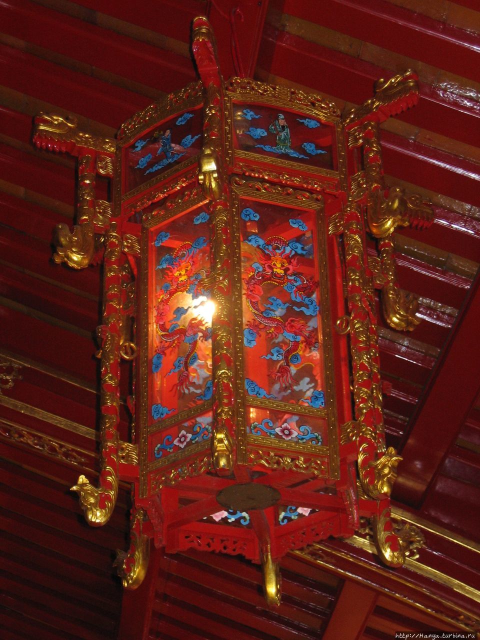 Хюэ. Императорский город. Декоративный фонарик в Доме молитв Хюэ, Вьетнам