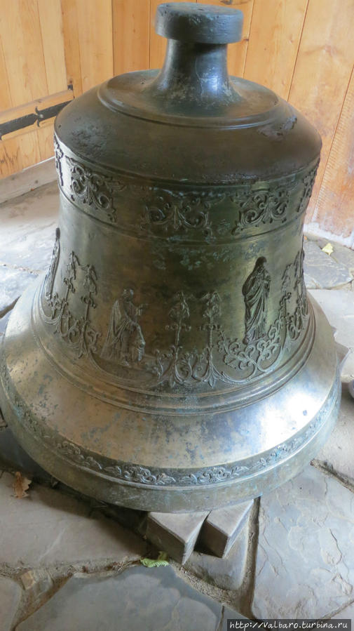 Этот колокол был спрятан (зарыт) от гитлеровцев во время оккупации Польши и отрыт только лет 10 назад
