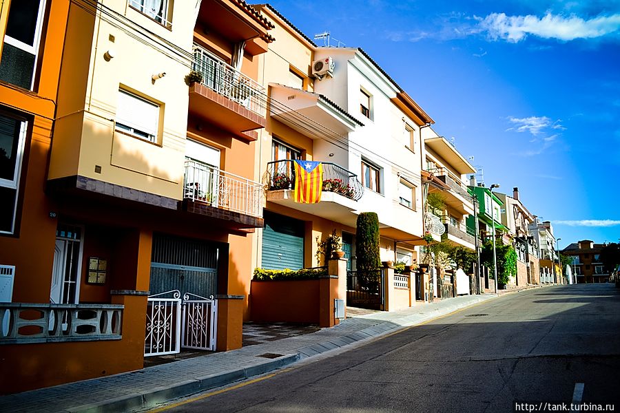 А это уже спальные кварталы, с неотъемлемой частью любого каталонского балкона. Бланес, Испания