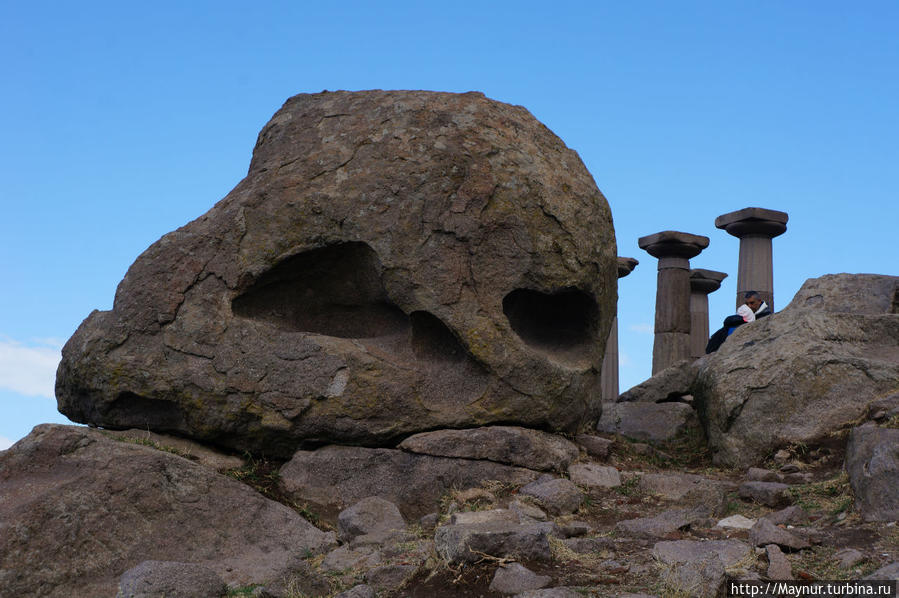 Камень,   формой   напоминающий   череп. Бехрамкале (Ассос) античный город, Турция