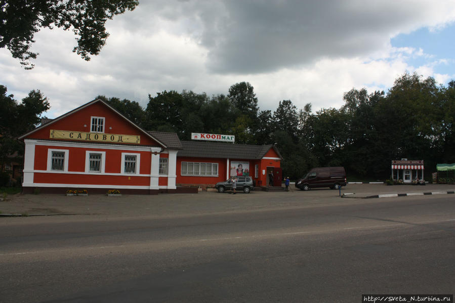 Вблизи Покровского монастыря вывески зданий сделали под старину Хотьково, Россия