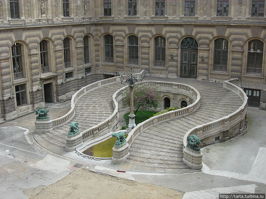 Подъезд во внутреннем дворе, специально сооруженный после покушения на короля. Париж, Франция