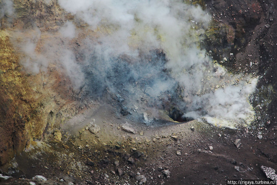 Магма в кратере Горелого Камчатский край, Россия