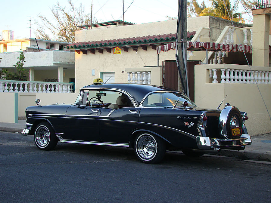 Ретро-автомобили острова Свободы Гавана, Куба Ретро-автомобили острова Свободы Гавана, Куба