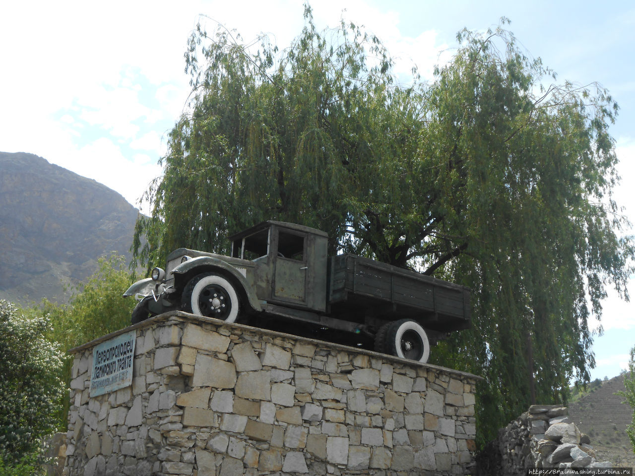 Памятник первопроходцу Памирского тракта (г. Хорог) Горно-Бадахшанская область, Таджикистан