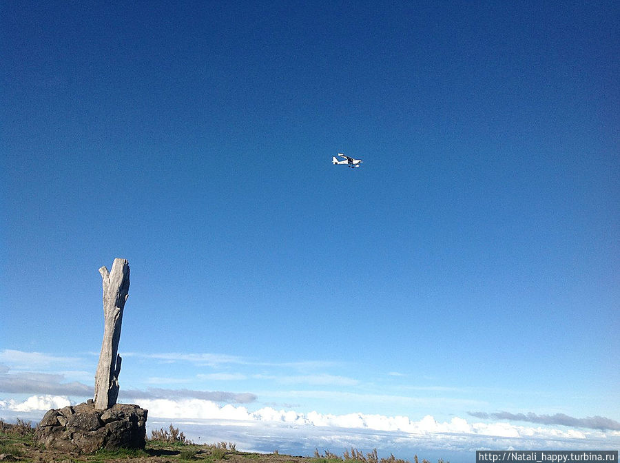 Далеко внизу — курортный город Сен Жиль. Реюньон Далеко внизу — курортный город Сен Жиль. Реюньон