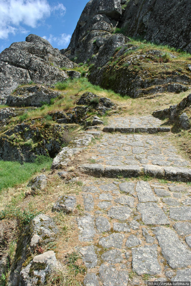 Дорога к главному входу в Дорога к главному входу в