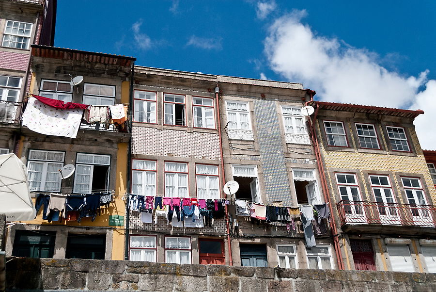 Сохнущее белье, видимо, тоже является частью наследия под охраной ЮНЕСКО. Порту, Португалия