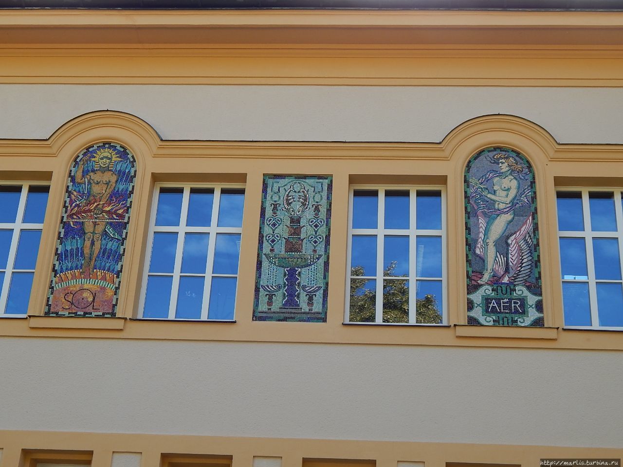 Мозаичные панно на фасаде водолечебницы Бад-Райхенхаль, Германия