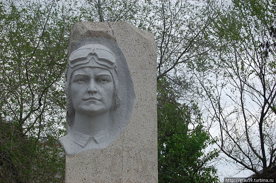 Памятник В.Д.Хомяковой