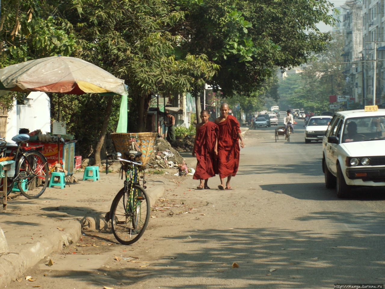 Монахи на улице Янгуна Янгон, Мьянма