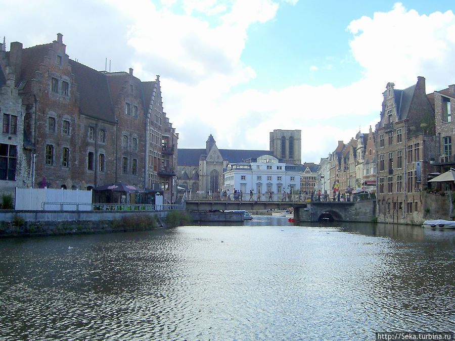 На заднем плане — Церковь святого архангела Михаила На заднем плане — Церковь святого архангела Михаила