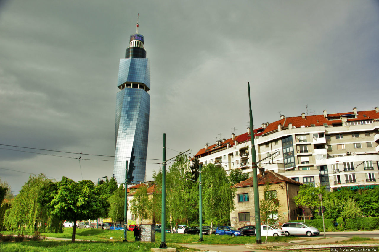 Башня Аваз Твист – одно из самых высоких сооружений Балкан. Её высота вместе с антенной составляет 172 метра. Строительство башни продолжалось всего 3 года, с 2006 по 2009 год. Один из символов города. Сараево, Босния и Герцеговина