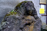 Камень с ликом китайского воина. Установлен перед входом в Краеведческий музей.