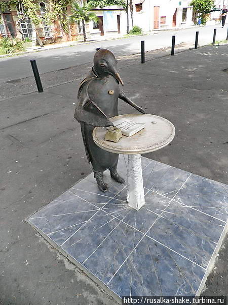Памятник Пингвину-философу Сухум, Абхазия