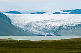 Язык ледника Langjökull, образующий озеро Hvítárvatn. Видна ферма Arbúðir