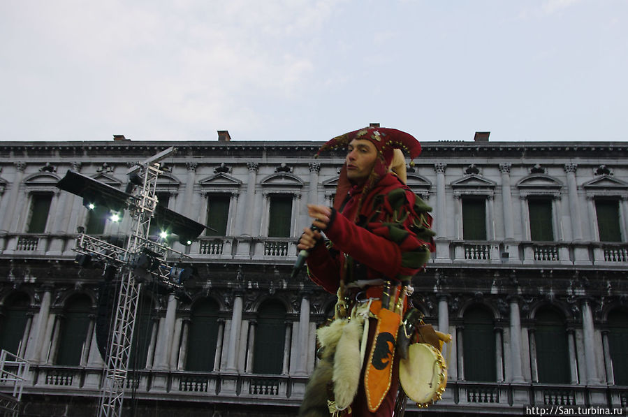 А шут лукаво смотрит на все с высоты своих ходуль... А шут лукаво смотрит на все с высоты своих ходуль...