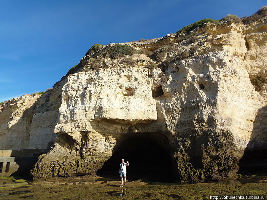 Прибрежные скалы изобилуют гротами. Во время прилива сюда совершают экскурсии на лодках. Прибрежные скалы изобилуют гротами. Во время прилива сюда совершают экскурсии на лодках.