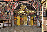 Стены и своды церкви покрыты старинными фресками.