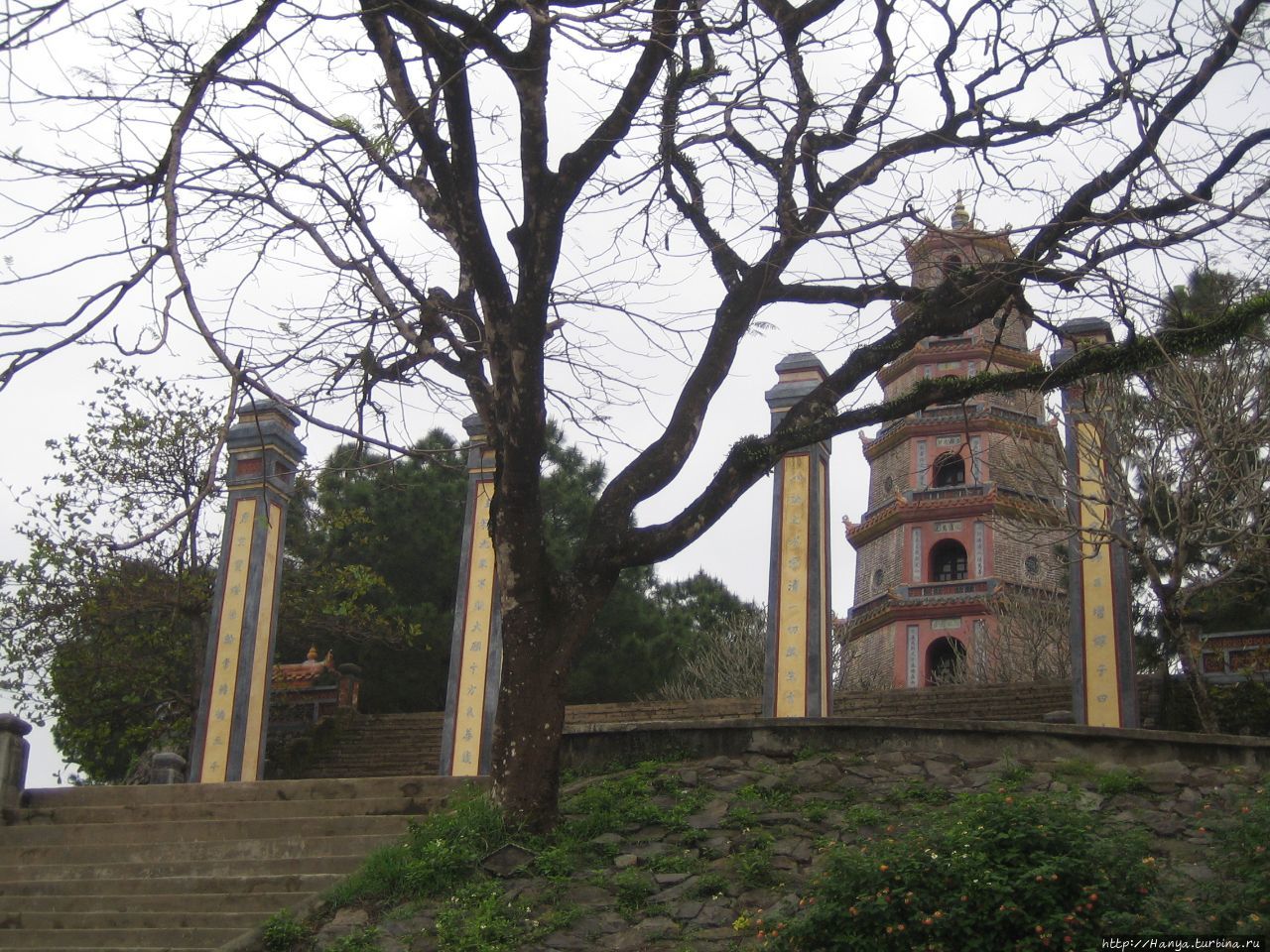 Хюэ. Храм Тхиенму на Ароматной реке Хюэ, Вьетнам