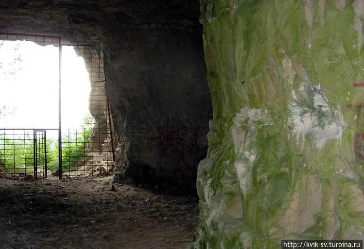 далеко в глубину от входа далеко в глубину от входа