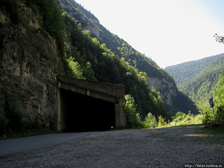 Туннели сквозь скалу — очень живописно и оригинально... Рица Реликтовый Национальный Парк, Абхазия