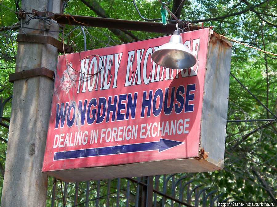 Указатель на переулок 
в котором находится Wongdhen House Дели, Индия