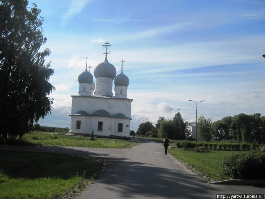 Вдали виднеется  Преображенский собор Белозерск, Россия