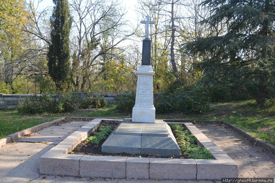 Памятник на братской могиле французов и русских