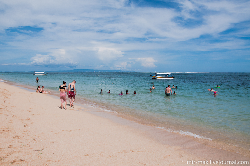 В самый разгар отдыха на пляже, когда туристы неспешно курсировали между лежаками и водой, вдруг, со всех сторон, стали доноситься грохочущие звуки. Бали, Индонезия