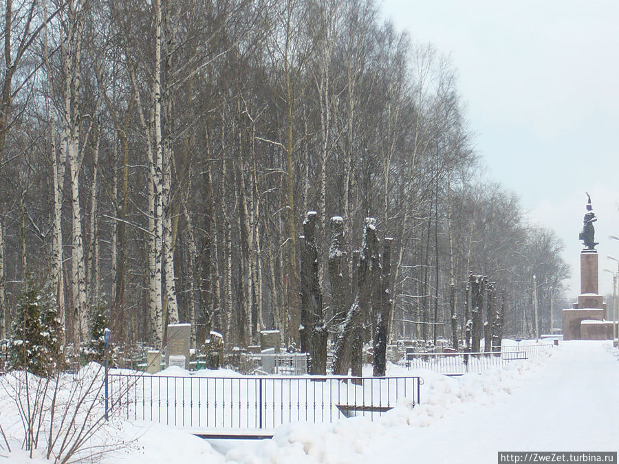 Памятник Жертвам 9 января на центральной аллее кладбища. На его месте стояла Преображенская церковь Памятник Жертвам 9 января на центральной аллее кладбища. На его месте стояла Преображенская церковь