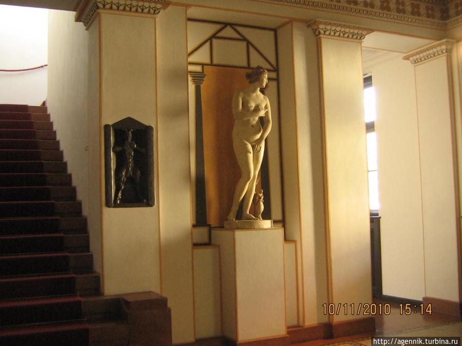 Лестница ведет наверх в ателье художника Мюнхен, Германия