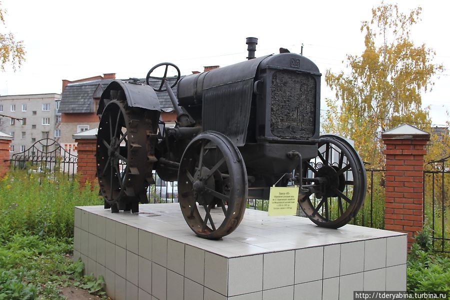 Один из экспонатов — трактор, который работал в колхозе с 1934 по 1968 года, поступил в музей 1969 г. — также расположен около музея. Кудымкар, Россия