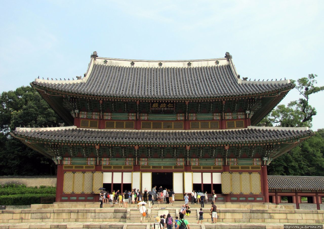 Дворцовый комплекс Кёнбоккун,расположен на севере Сеула Был главным и крупнейшим дворцом династии Чосон. Построен 1394 году Сеул, Республика Корея