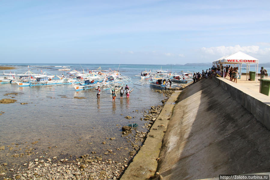 Начало экскурсии.Здесь людей записывают в журнал и рассаживают по лодкам. Сабанг, остров Миндоро, Филиппины