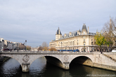 А еще Париж знаменит своими мостами. В городе их около сорока, и каждый из них имеет свое название, и свою уникальную историю.