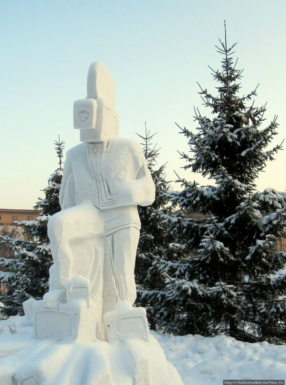 Победитель конкурса снежных скульптур — Взгляд на мир, созданный командой из Красноярска. Новосибирск, Россия