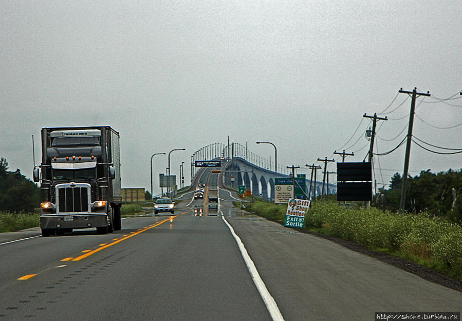 впереди уже въезд на мост Конфедерации -самый длинный океанический мост в мире (12,9 км), за ним Остров Принца Эдуарда — и остров, и отдельная провинция... Провинция Нью-Брансуик, Канада
