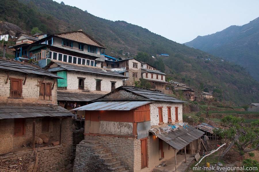 В конце первого дня пути, преодолев часовой, местами практически вертикальный, подъем по каменным ступеням, наконец-то, появилась деревушка под названием Улери (1960 метров), где у нас по плану был намечен ночлег. Деревня состоит из пары десятков домов, некоторые из которых обустроенные под мини-гостиницы. За дополнительную плату хозяйка накормит Вас настоящим гурунгским ужином и завтраком. Непал