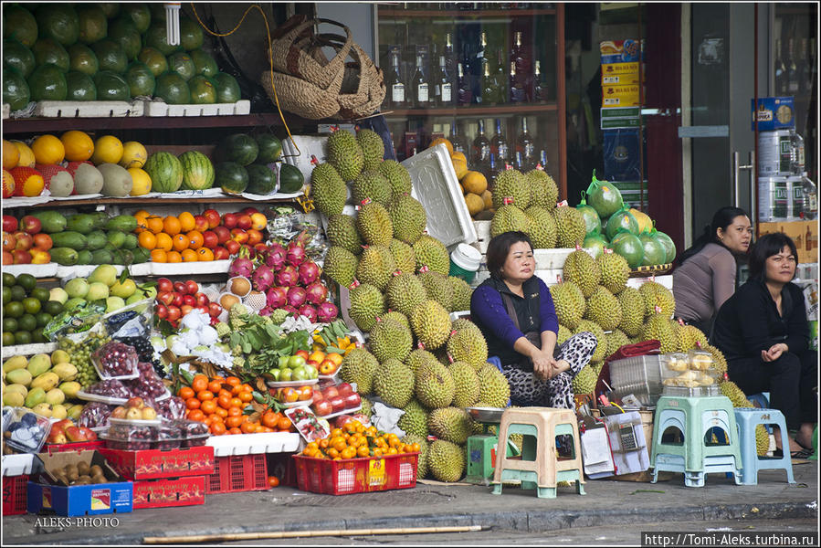 Обилие фруктов в Ханое — очень порадовало наш взор. Но мы не только смотрели — каждый день объедались манго. Так уж получилось, что этот фрукт стал для нас главным в этом путешествии... Ханой, Вьетнам