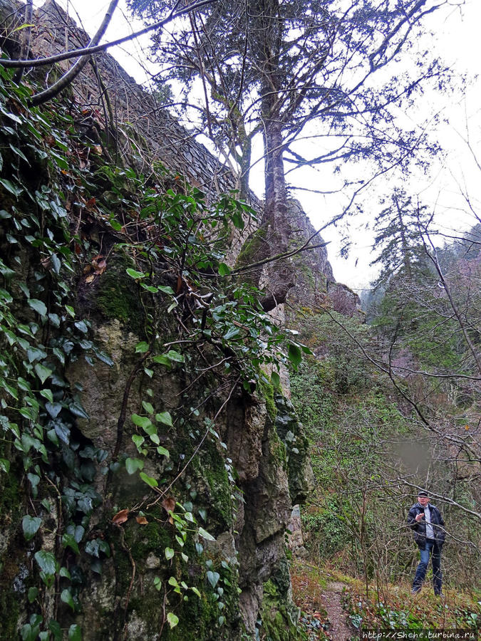 Старые руины Национальный парк Алтындере, Турция Старые руины Национальный парк Алтындере, Турция