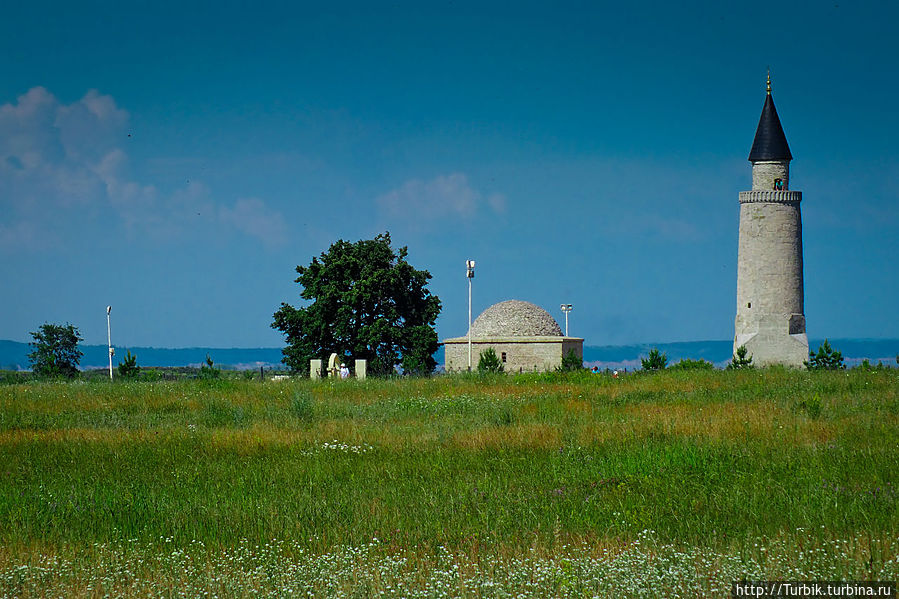 Ханская усыпальница и малый минарет Ханская усыпальница и малый минарет