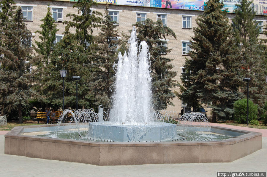 Вдоль по главной улице Уральска Уральск, Казахстан