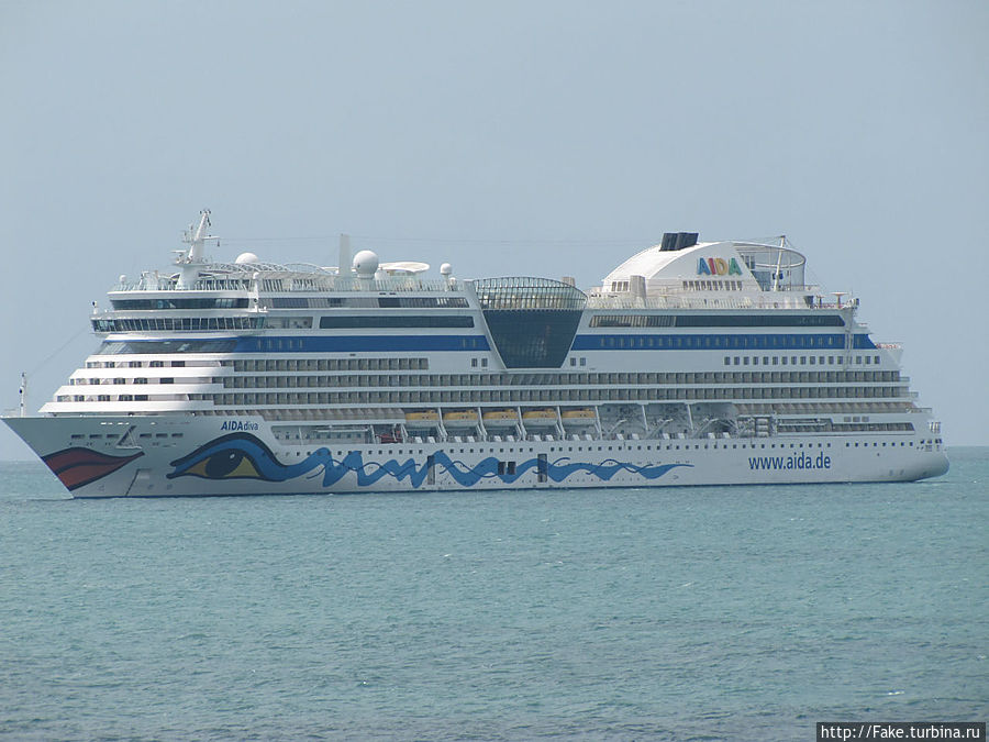 круизный лайнер. очень большой. круизный лайнер. очень большой.