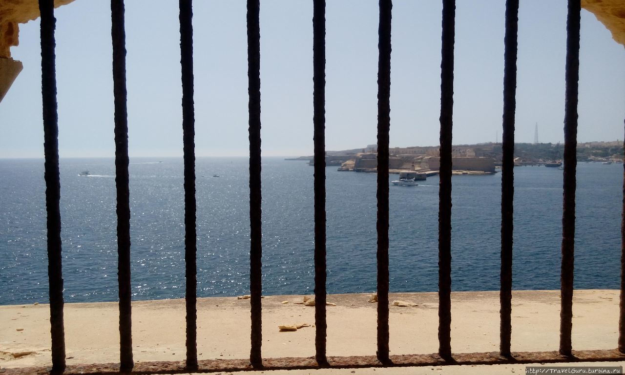 Вид из укреплений форта на противоположную сторону бухты Остров Мальта, Мальта