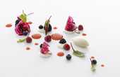 Конкурсное блюдо от Мауро Колагреско / Mauro Colagreco — красные креветки со спаржей и огуречником (ресторан Mirazur, Франция, рейтинг -11).