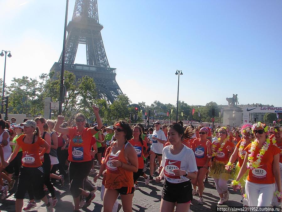 Массовый забег парижанок на Трокадеро Париж, Франция Массовый забег парижанок на Трокадеро Париж, Франция