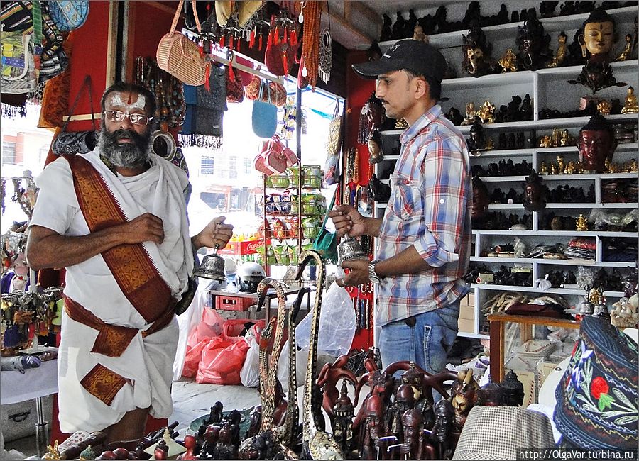На рынке тоже почти никакого оживления не наблюдалось. Этот живописный дядечка долго выбирал колокольчик, прислушиваясь к звону, который издавал каждый экземляр. Продавец  был на редкость терпелив и обреченно ожидал, когда же дядечка решится всё-таки купить Покхара, Непал